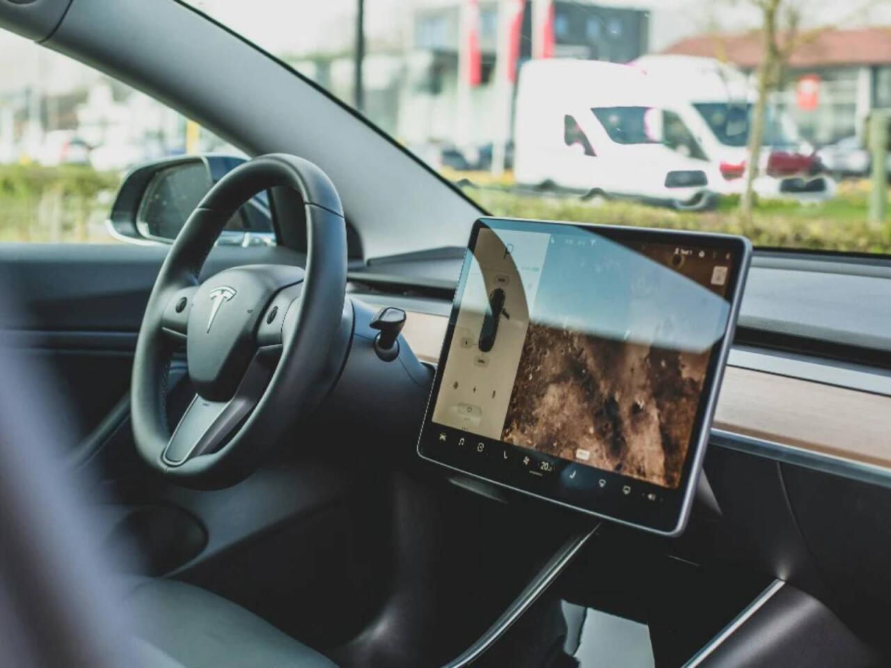 Avtomobil gedir, s&uuml;r&uuml;c&uuml; yatır: Tesla məharəti 