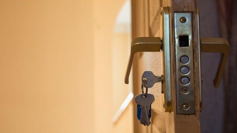 Qapısında bu işarə olanların birbir evlərinə girirlər