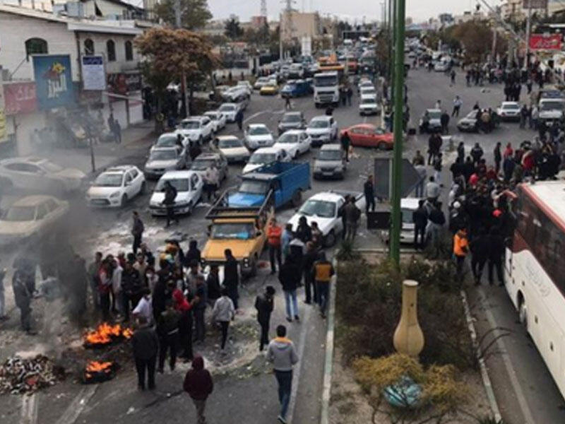 İranda etirazçılar Xameneinin şəkli olan 6 metrlik banneri dağıtdı 