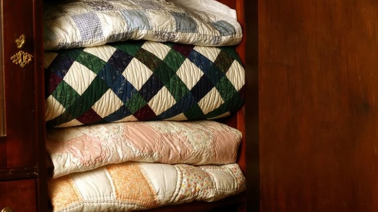 Evində kənd yorğanı olanlar yaşadı: Sandıqları a&ccedil;mağın vaxtı gəldi