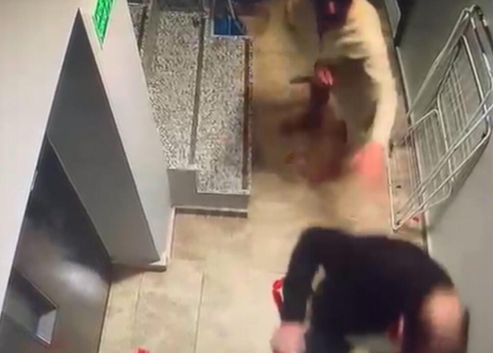 Arvadını tapmaq üçün verlişə gəldi, oğlunun dostu ilə oteldə yaxaladı 