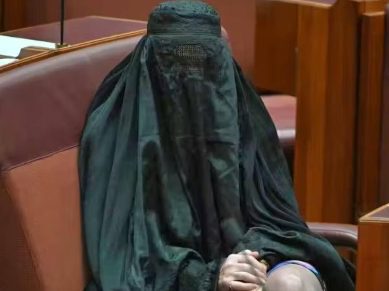 Niqab geyinib senat iclasına gəldi  FOTO