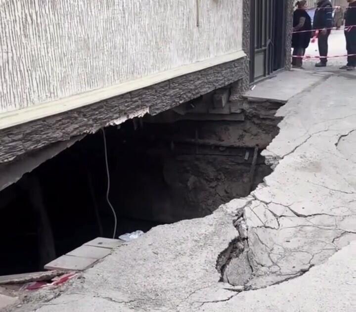 Bakıda qəza: Evin altı &Ccedil;&Ouml;KD&Uuml; 