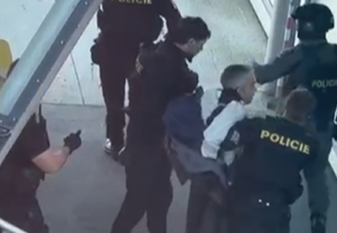 AZAL təyyarəsinə qanunsuz girmək istəyən belə saxlanılıb 