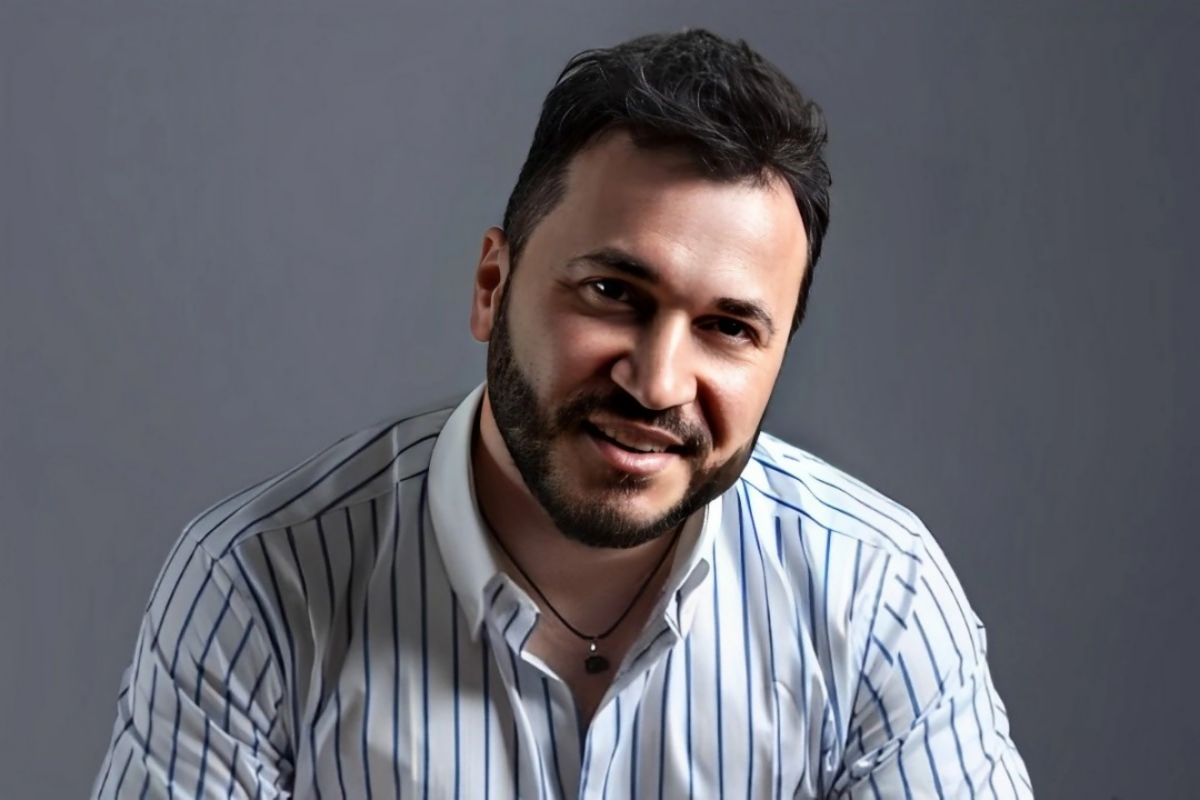 Azərbaycanlı m&uuml;ğənni d&ouml;ymələrini n&uuml;mayiş etdirdi 