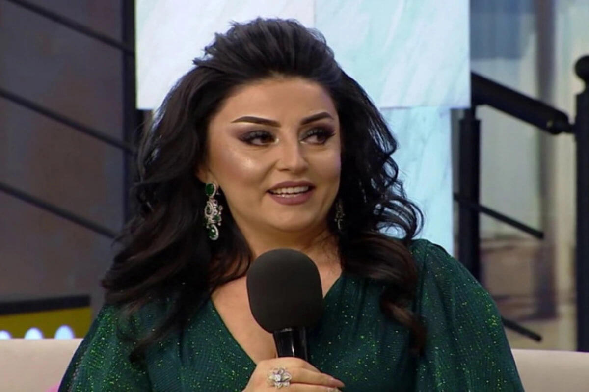 Toya gecikən Afət görün məclisə hansı geyimdə gəldi  qonaqlardan üzr istədi 