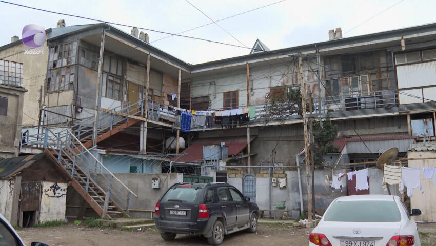 Cənazə aparılarkən pilləkən &ccedil;&ouml;kd&uuml;: K&ouml;hnə binada təhl&uuml;kəli vəziyyət 