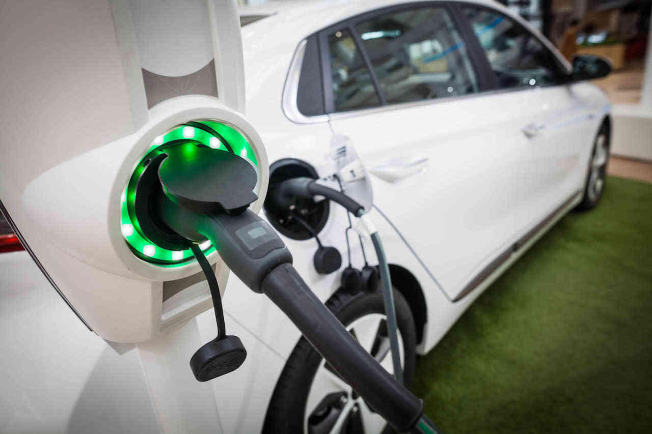 Elektrikli avtomobili şarj etmək üçün parkinqə də pul verməlisən