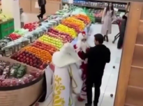 Bakıda supermarketdə şaxta babalar əlbəyaxa oldu 