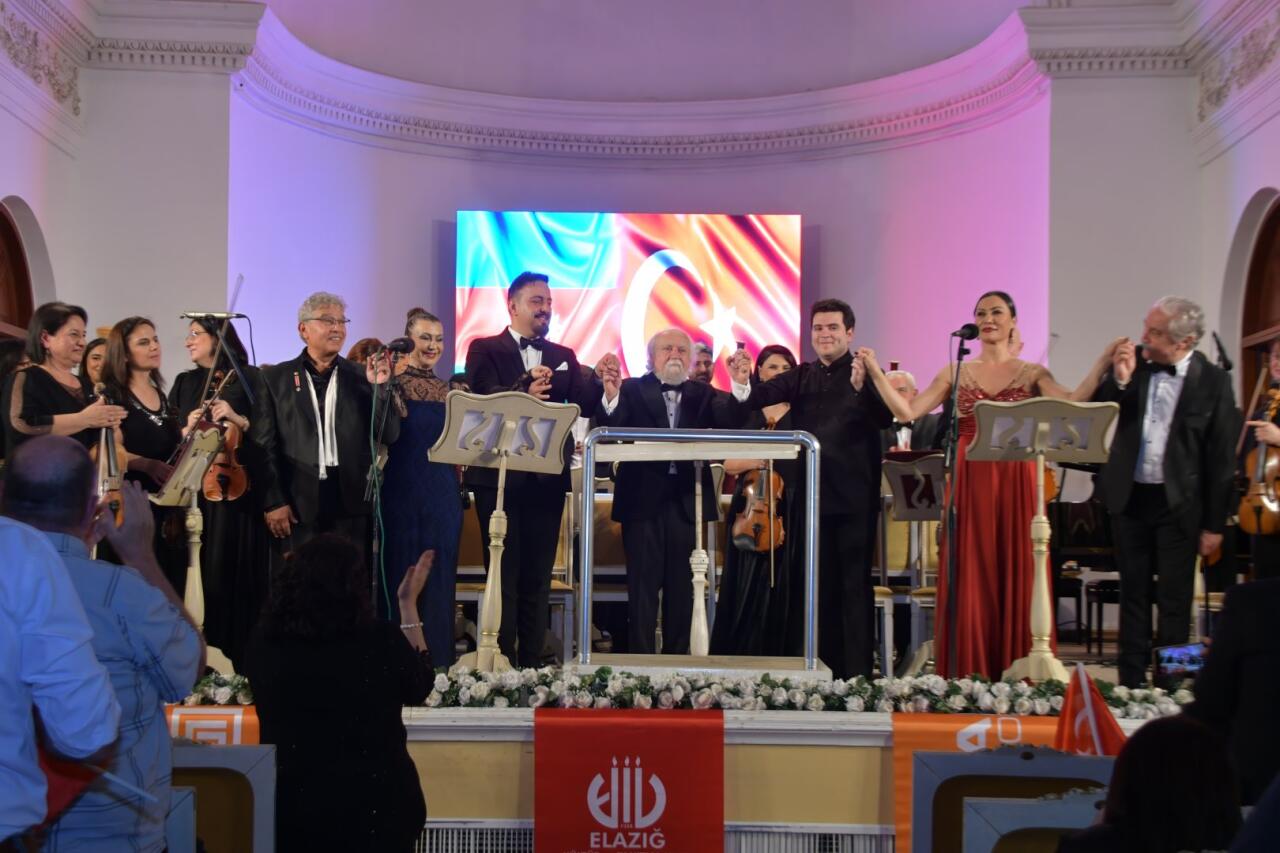 Filarmoniyada “Bir Millət, İki Dövlət” adlı möhtəşəm konsert proqramı baş tutub. FOTO