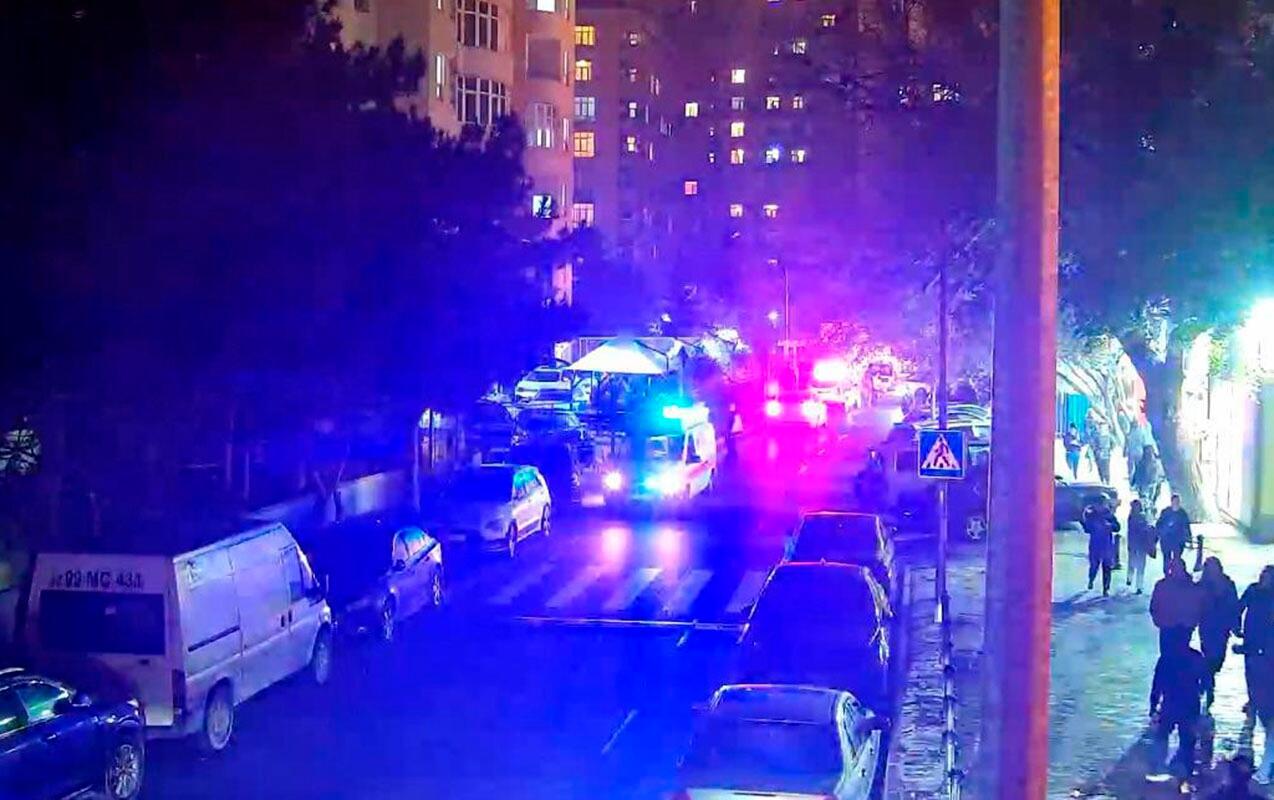 Yanğına görə bu küçədə hərəkət məhdudlaşdırıldı  Foto