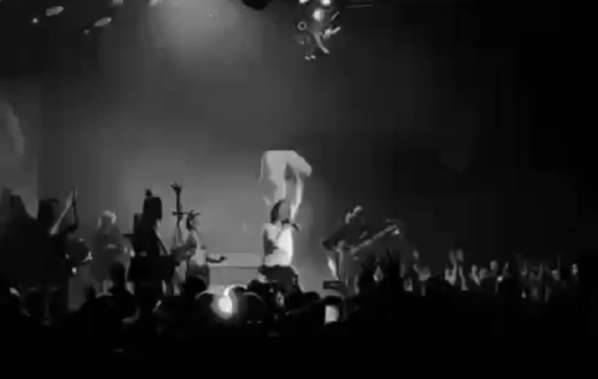 Çelik səhnədə yıxıldı  VİDEO