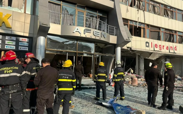 “Yeni salınan yola görə binaya yeraltı qaz sızıb”  Plaza sahibi  FOTO