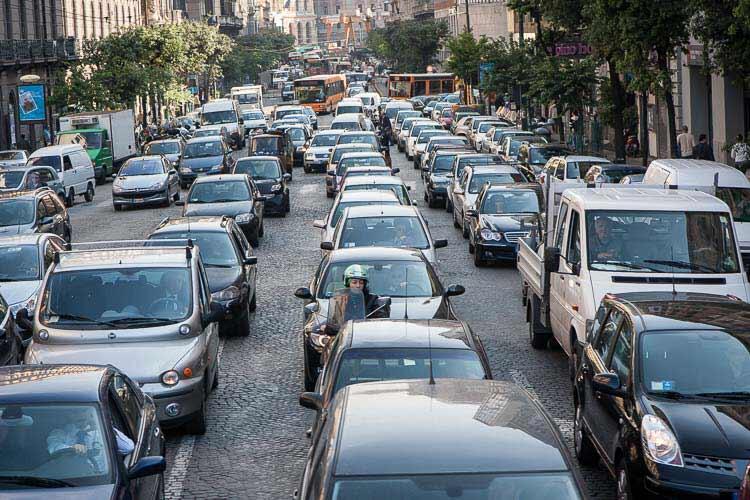 İtaliyada 10 dəqiqə tıxacda qalanlara pul ödəyəcəklər