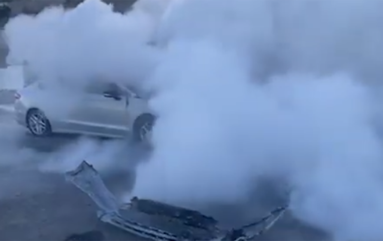 Badamdarda maşın yandı 