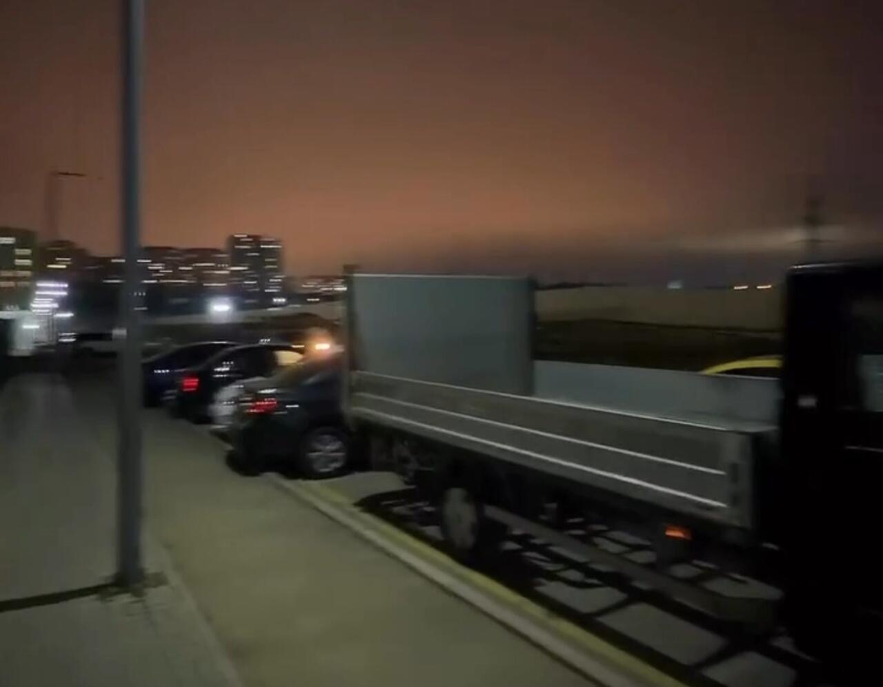 MİDAnın həyəti avtosalona &ccedil;evrilib  Sakinlər &ccedil;ıxılmaz vəziyyətdə