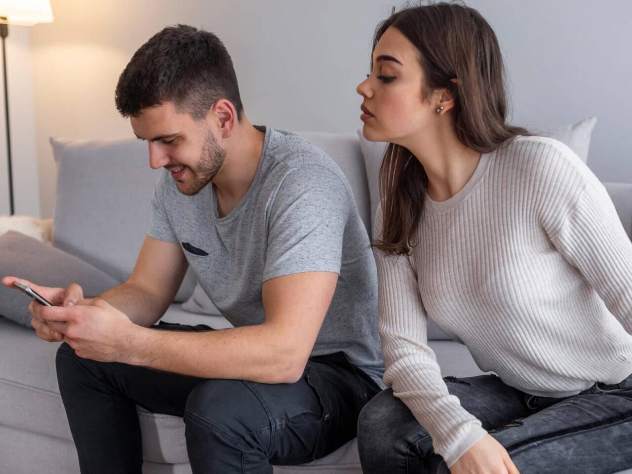 Pul verin başqasının "Whatsapp" yazışmalarını oxuyaq  Bakıda qəribə xidmət  FOTO