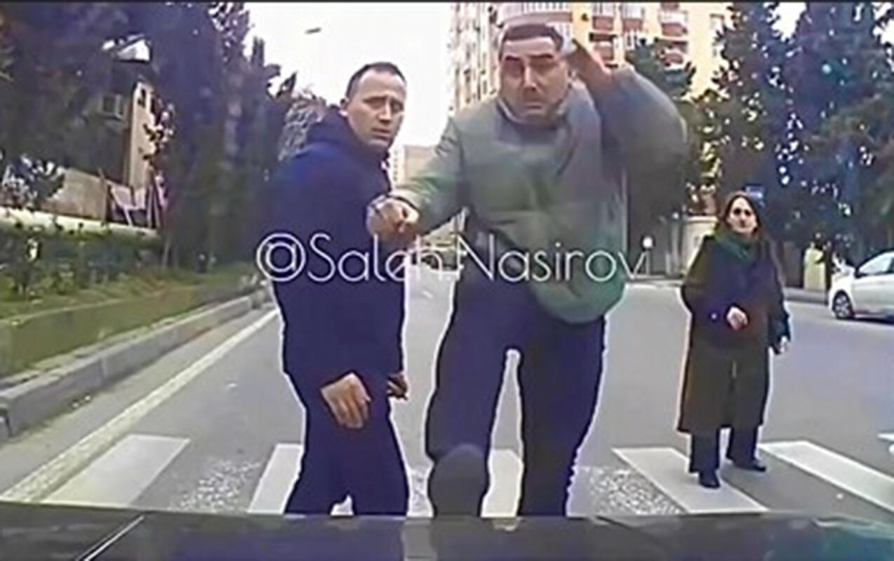 Piyada ke&ccedil;idində maşının &uuml;st&uuml;nə tullandı 