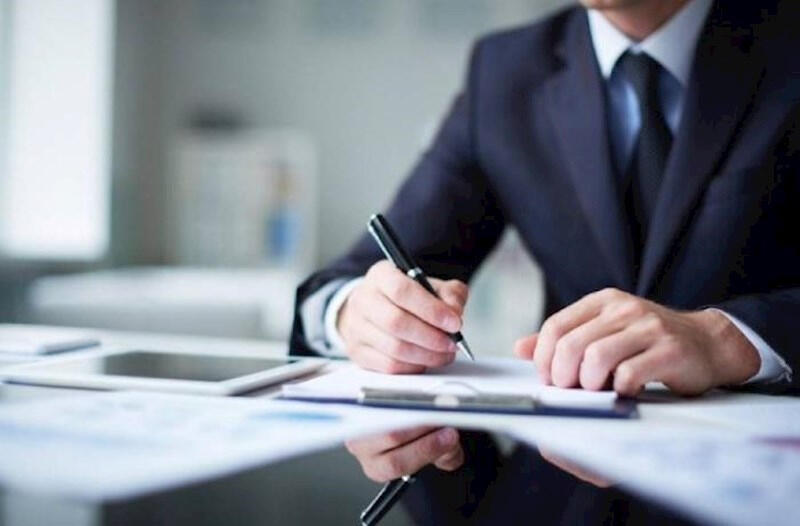 Nazir deputatın yaxın qohumunu işdən &ccedil;ıxardı