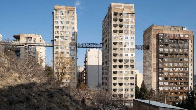 D&uuml;nyada bənzəri yoxdur: Binaları birbirinə niyə k&ouml;rp&uuml; ilə bağlayıblar?