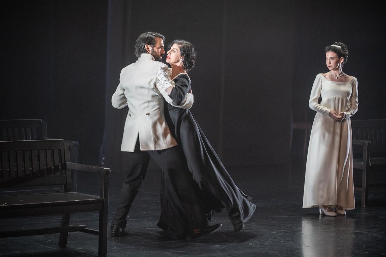 Rimas Tuminasa məxsus “Anna Karenina” Bakını valeh etdi: Tolstoyun dünya şah əsəri BİAF 2025 səhnəsində canlandı 