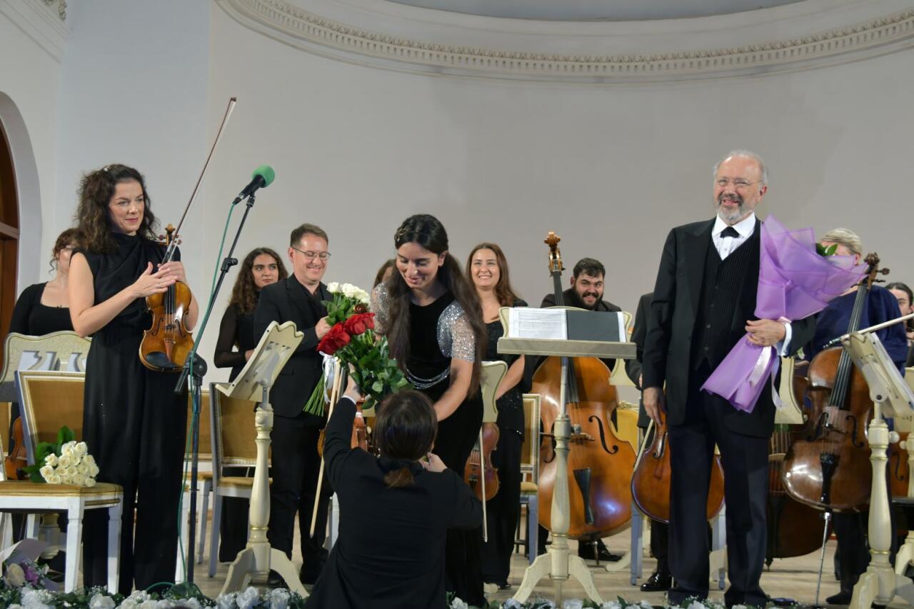 Bakıda doğulan musiqi: Dmitri Sitkovetski atasının xatirəsinə həsr olunmuş konsert proqramı ilə &ccedil;ıxış etdi