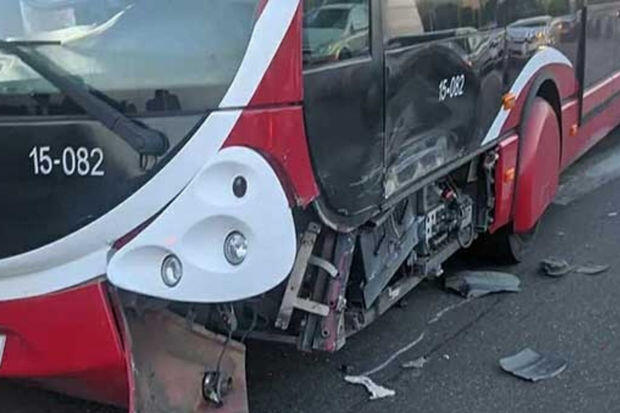 "BakuBus"ın avtobusu y&uuml;k maşını ilə toqquşdu 
