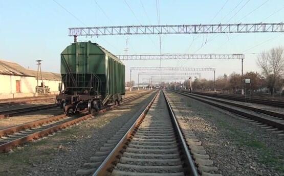 Dərsdən qayıdanda vaqonun &uuml;st&uuml;nə &ccedil;ıxıb şəkil &ccedil;əkdirmək istəyibmiş... 