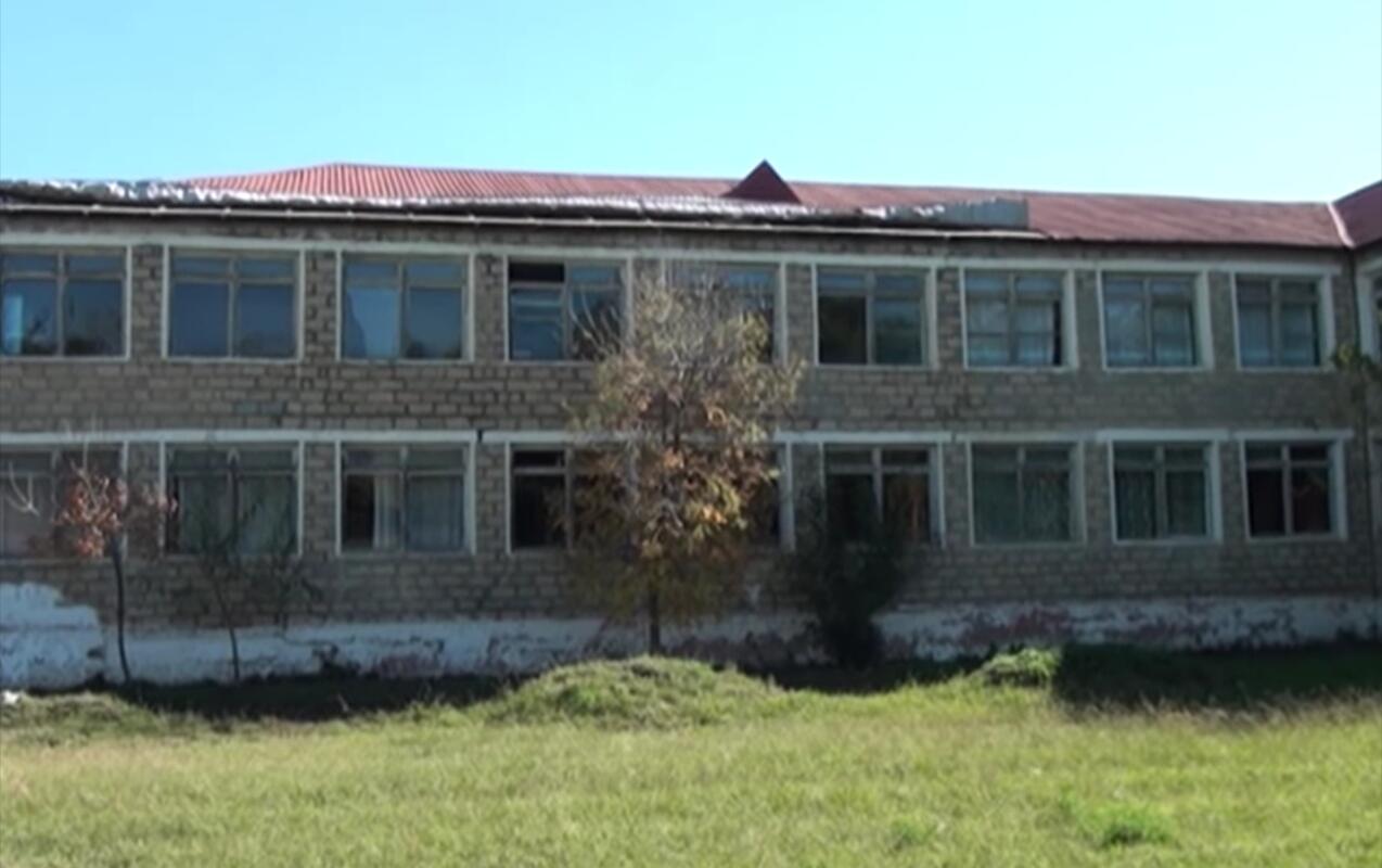 Bu məktəbdə dərslər dəhlizdə keçirilir 