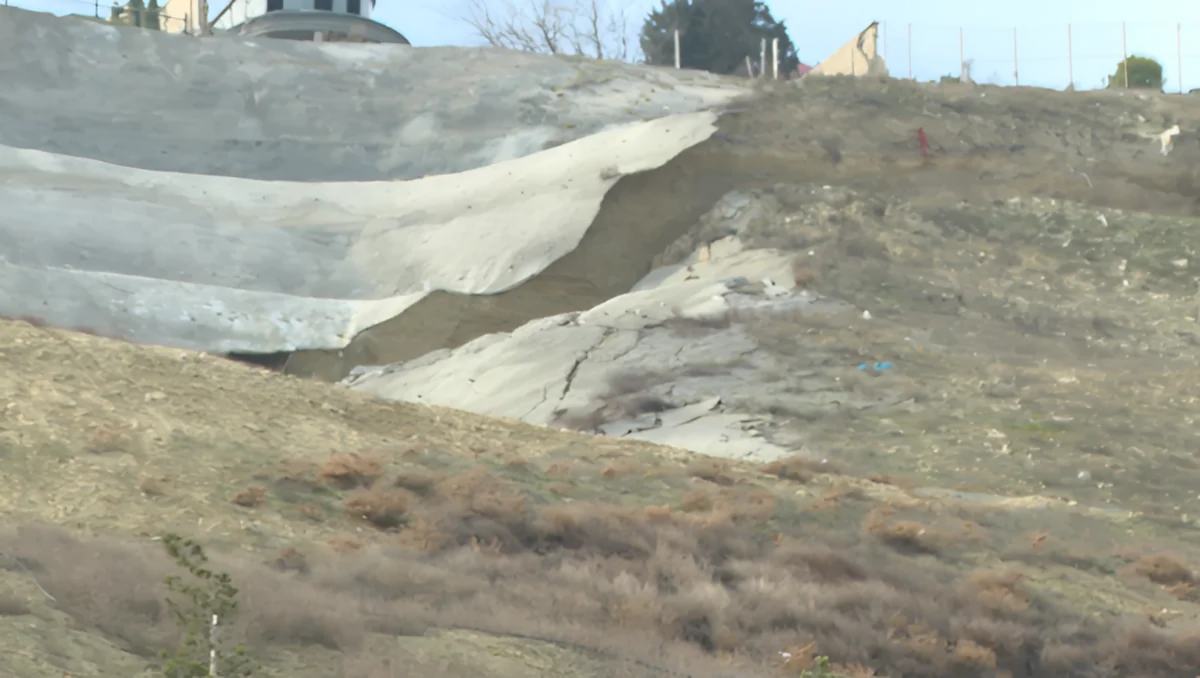 Bakıda torpaq s&uuml;r&uuml;şməsi baş verib  VİDEO