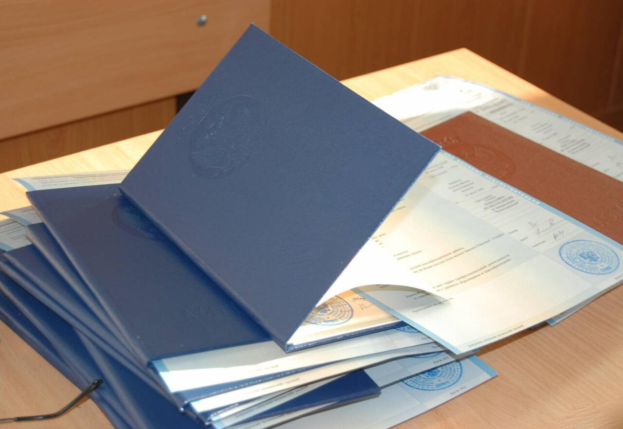 Baş nazir diplomlarla bağlı Qərar imzaladı