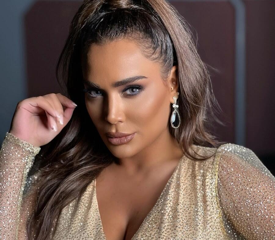 Azərbaycalı m&uuml;ğənni bədən quruluşu ilə DİQQƏT &Ccedil;ƏKDİ 