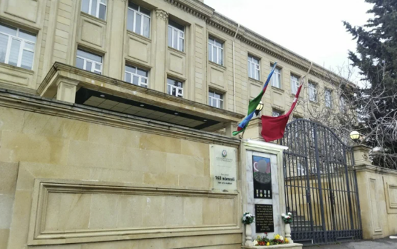 Bakıda 10cu sinif şagirdi məktəbin pəncərəsindən yıxıldı