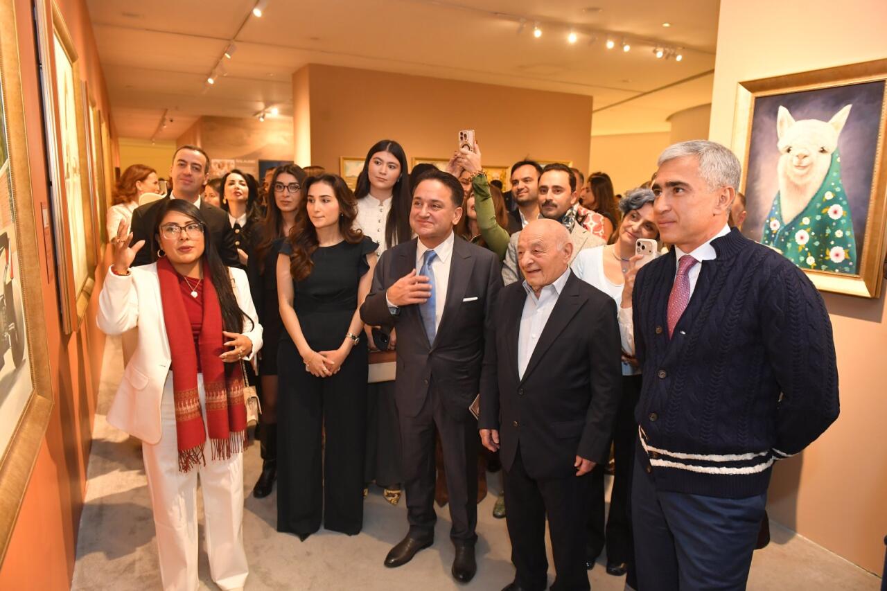 Perulu rəssam Sol Alexonun alpakaları Bakıda Heydər Əliyev Mərkəzində 