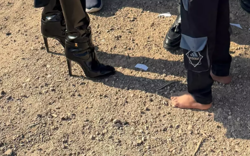 80 minlik çəkməsi ilə ayaqyalın uşaqları ziyarət etdi  FOTO