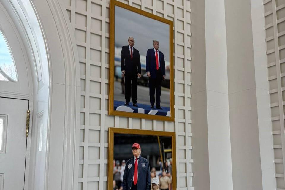 Ağ Evə Putinlə şəklini asdı 