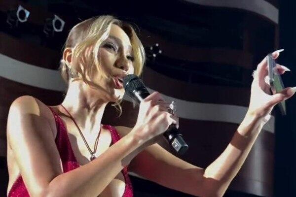 Röya konsertində tamaşaçını təpiklədi 