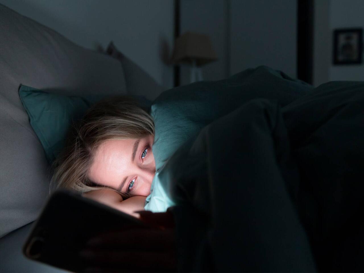 Qaranlıqda telefona baxanlara xəbərdarlıq  Bu hormonun ifrazı zəifləyir