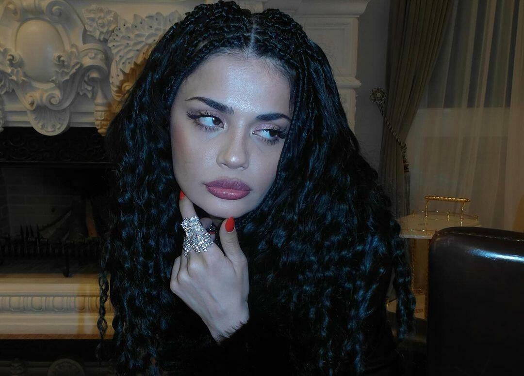 Azərbaycanlı m&uuml;ğənninin 4 min manatlıq idman ayaqqabısı... 