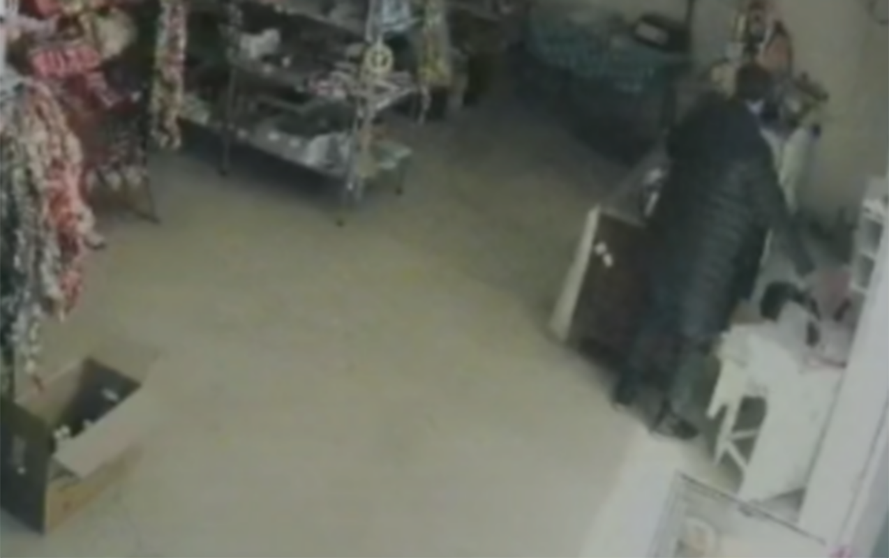 2 minlik siqareti belə oğurladı 