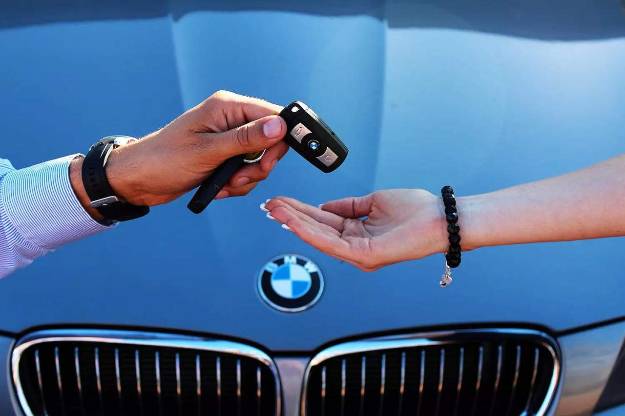 Bakıda "alverçi"dən BMW alan şəxsin başına oyun açdılar  VİDEO