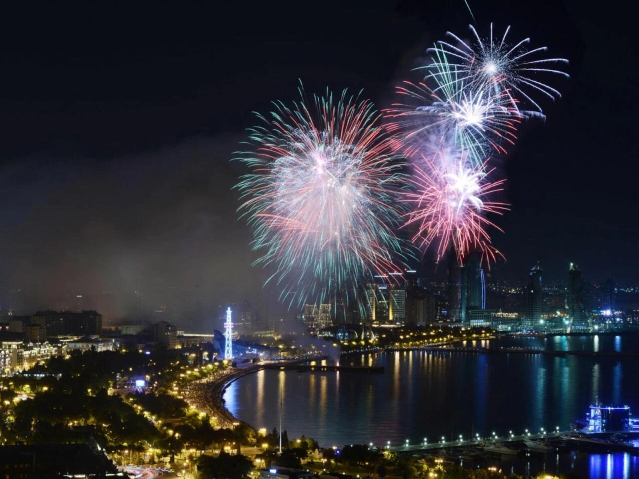 Yeni il gecəsi bulvara &ccedil;ıxanlara şad xəbər