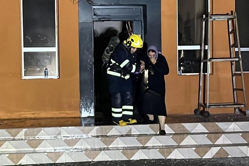 Yasamalda yanan binanın sakinləri içəri buraxılmır