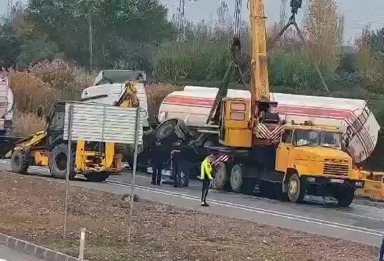 BakıQazax yolunda yük maşını aşdı, yanğın oldu  