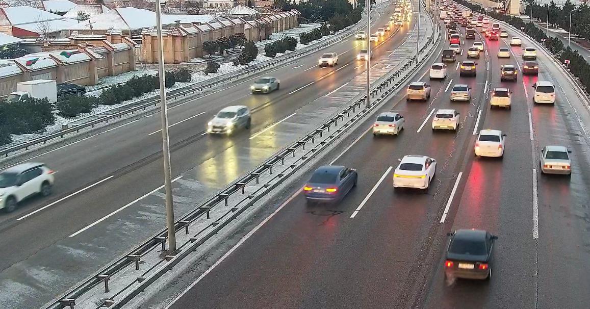 Aeroport yolu buz bağladı