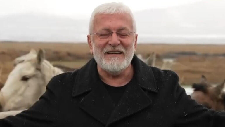 Klip &ccedil;əkilişi zamanı məşhur m&uuml;ğənnini at vurdu  VİDEO