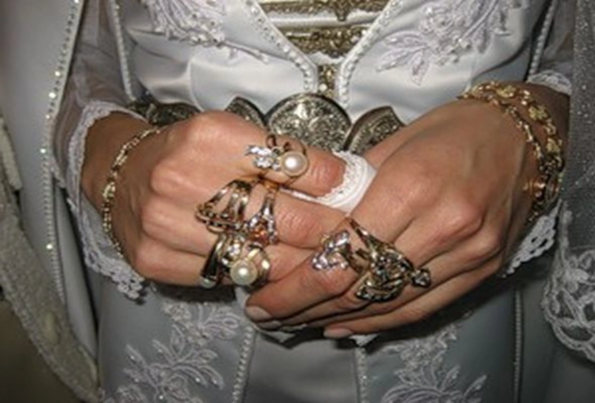 Gəlin "zərgərlik mağazası"na &ccedil;evrildi   Bərzani ailəsi ilə qohum oldular 