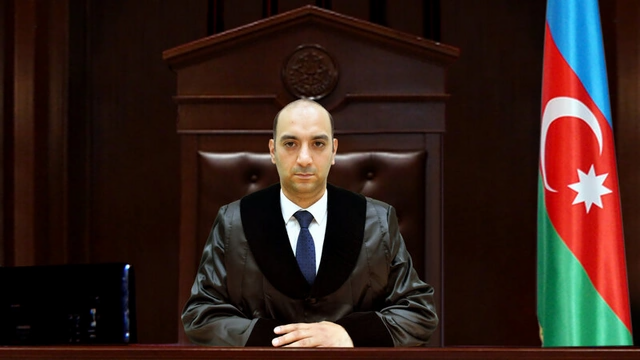 Azərbaycanda hakim &ouml;z&uuml;nə etiraz etdi