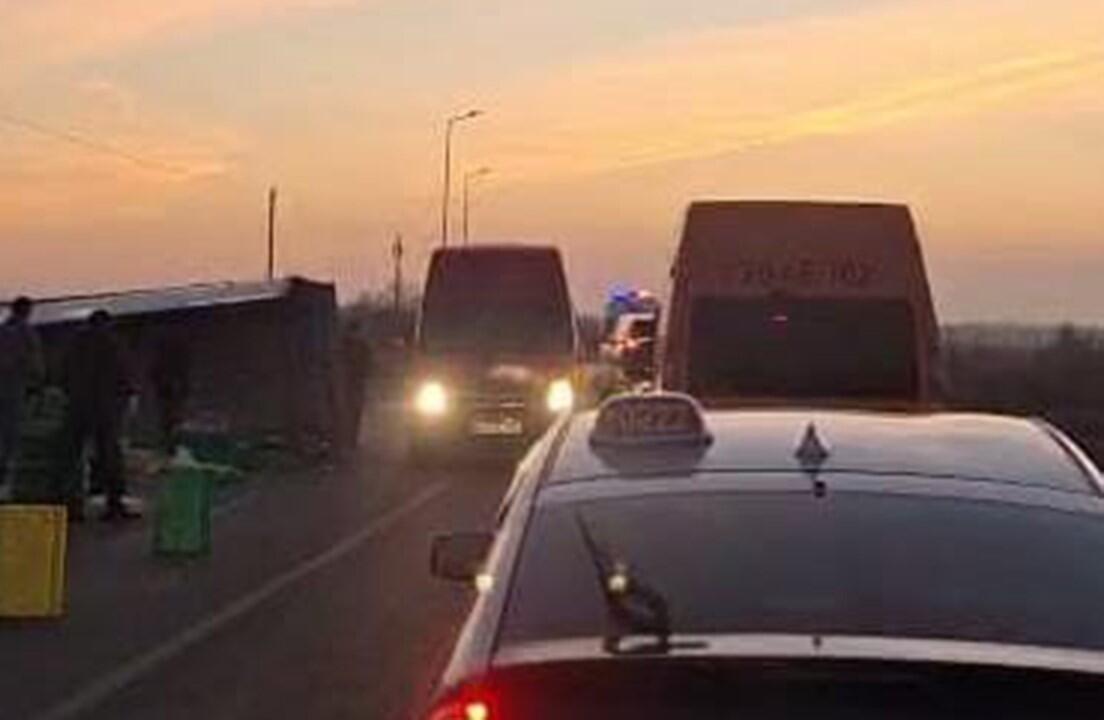 &Uuml;&ccedil; avtomobil toqquşdu  Broyler toyuqları ətrafa dağıldı