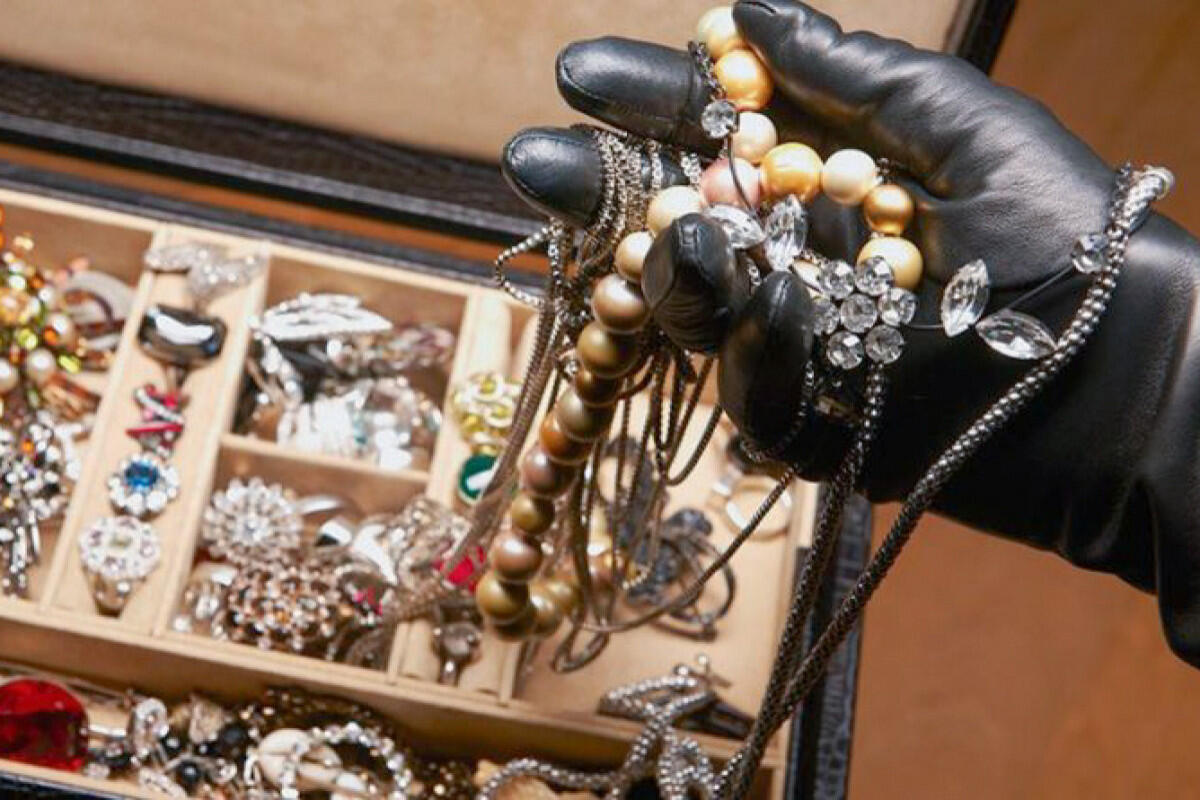 Evdən 29 min manatlıq qızıl oğurlayan TUTULDU